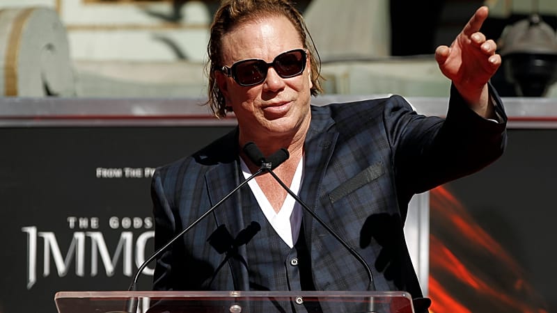 "لن أطلب قرشًا من الغرباء".. ميكي رورك يرفض حملة تبرعات لسداد إيجار منزله ويصفها بالـ"مهينة" 