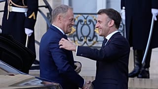 Prezydent Francji Emmanuel Macron wita premiera Polski Donalda Tuska w Pałacu Elizejskim w Paryżu, Francja, we wtorek, 6 stycznia 2026 r. 