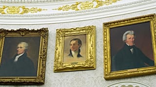 Un ritratto del presidente James Monroe, al centro, è appeso tra i dipinti di Alexander Hamilton e Andrew Jackson alla Casa Bianca