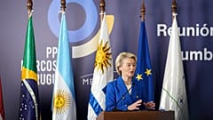 Avrupa Komisyonu Başkanı Ursula von der Leyen Montevideo, Uruguay'da düzenlenen Mercosur Zirvesi'nde, 2024.