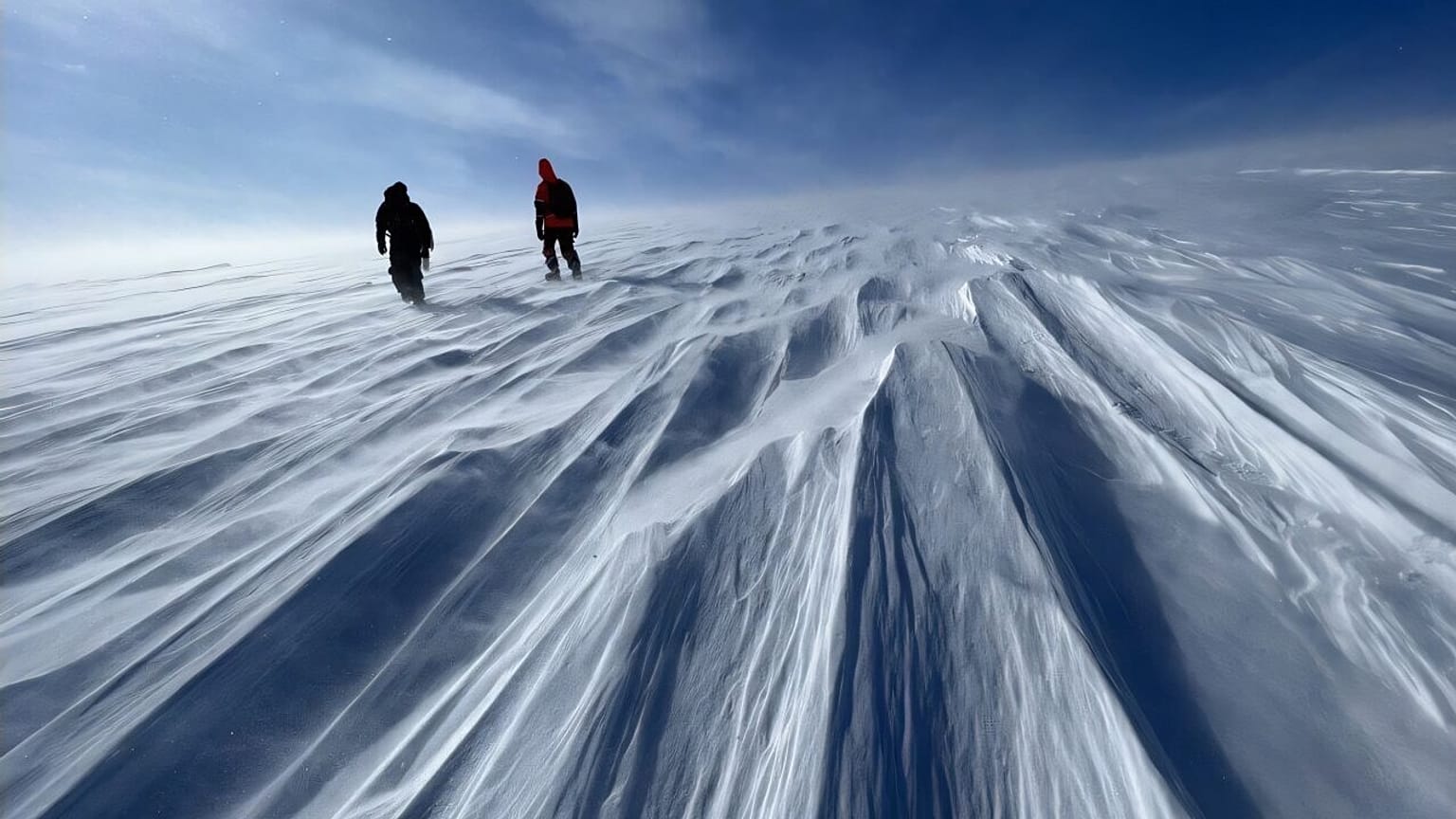 Des membres de l’équipe GreenDrill au dôme de Prudhoe, un élément clé de la calotte glaciaire du Groenland.