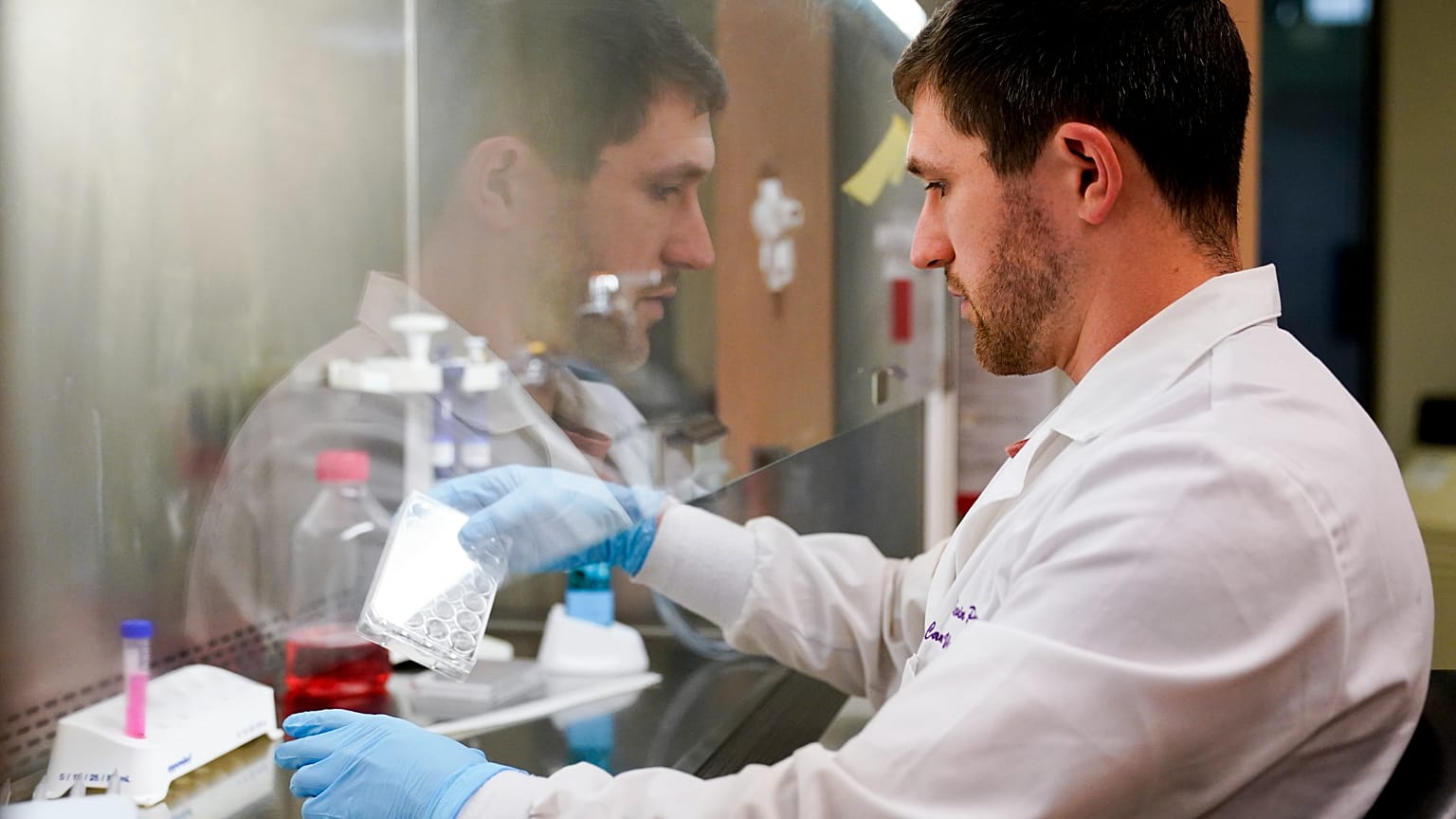 يعمل الباحث العلمي كيفن بوتس على خلايا سرطان المبيض في معهد لقاحات السرطان التابع لجامعة واشنطن للطب، يوم الخميس 25 مايو/أيار 2023، في سياتل (صورة من أ ب/ليندسي واسون)