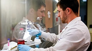 يعمل الباحث العلمي كيفن بوتس على خلايا سرطان المبيض في معهد لقاحات السرطان التابع لجامعة واشنطن للطب، يوم الخميس 25 مايو/أيار 2023، في سياتل (صورة من أ ب/ليندسي واسون)