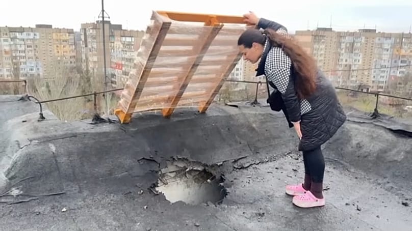 Une habitante de l'immeuble touché par un obus russe à Kherson