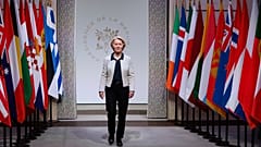 Az Európai Bizottság elnöke, Ursula von der Leyen a Tettrekészek Koalíciójának párizsi ülése előtt 2026. január 26-án