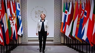 Az Európai Bizottság elnöke, Ursula von der Leyen a Tettrekészek Koalíciójának párizsi ülése előtt 2026. január 26-án