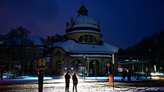 Passanten standen am Samstag, den 3. Januar 2025, bei einem Hilfepunkt der Feuerwehr in Berlin, Deutschland,