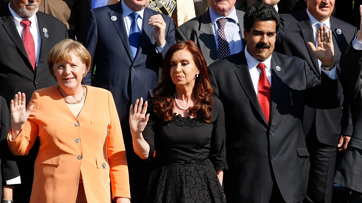 Maduro-Merkel-und-ein-Lastenaufzug-Wie-Schlagzeilen-zur-Gratis-Werbekampagne-werden