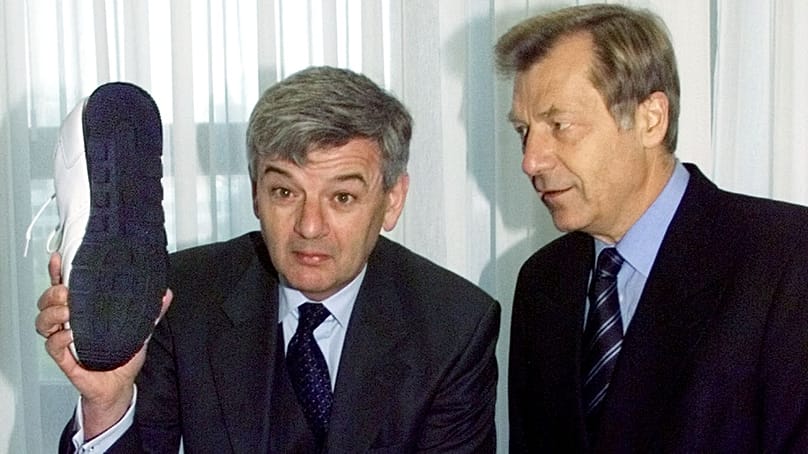Der damalige Außenminister Joschka Fischer präsentiert 1999 einen Laufschuh. Der frühere Grünen-Politiker und Vize-Kanzler war Langstreckenläufer.