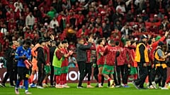 لاعبو المنتخب المغربي يحيون الجماهير بالتصفيق بعد فوزهم على تنزانيا في كأس الأمم الأفريقية لكرة القدم في الرباط، المغرب، يوم الأحد 4 يناير 2026. (صورة من أ ب/مصعب الشامي)
