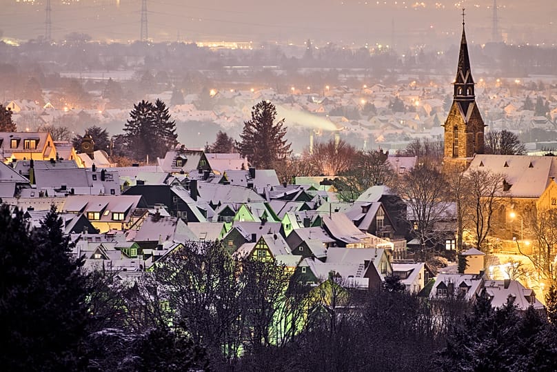 Freshly fallen snow lies on the roofs of houses in Kronberg near Frankfurt, 6 January, 2026