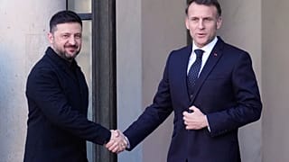 استقبل الرئيس الفرنسي إيمانويل ماكرون الرئيس الأوكراني فولوديمير زيلينسكي لدى وصوله إلى قصر الإليزيه في باريس يوم الثلاثاء 6 يناير/كانون الثاني 2026. (صورة من وكالة أ ب)