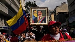 Ein Anhänger der Regierung hält ein Bild von Präsident Nicolás Maduro während eines Frauenmarsches, der seine Rückkehr in Caracas fordert, 6. Januar 2026