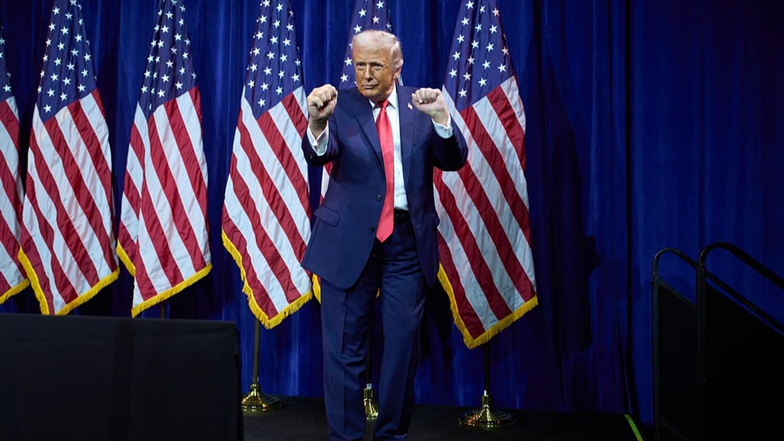 الرئيس الأمريكي دونالد ترامب يرقص أثناء مغادرته المنصة بعد إلقاء كلمة أمام مشرّعين جمهوريين، اليوم 6 يناير 2026، في واشنطن.