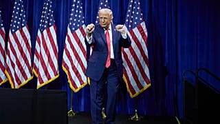 الرئيس الأمريكي دونالد ترامب يرقص أثناء مغادرته المنصة بعد إلقاء كلمة أمام مشرّعين جمهوريين، اليوم 6 يناير 2026، في واشنطن.