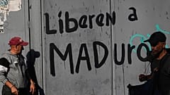 Cartaz que anuncia a libertação do presidente venezuelano capturado, em Caracas, a 6 de janeiro de 2026.