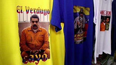 Des T-shirts anti-Maduro, une revanche pour les exilés vénézuéliens à Lima