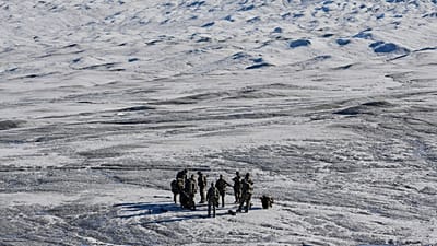 نیروهای نظامی دانمارک در روز چهارشنبه، ۱۷ سپتامبر ۲۰۲۵، در رزمایشی با صدها سرباز از چندین عضو اروپایی ناتو در کانگرلوسواک، گرینلند شرکت می‌کنند