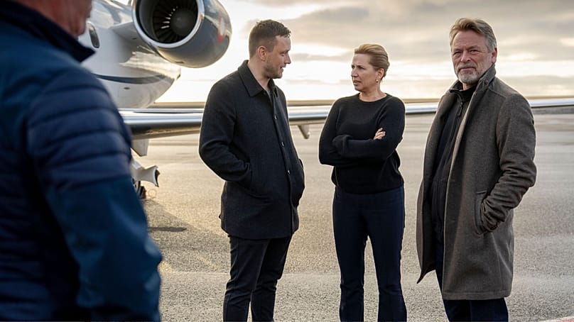 رئیس پارلمان گرینلند، ینس فردریک نیلسن، در مرکز چپ، مته فردریکسن، نخست وزیر دانمارک و همسرش، بو تنگبرگ هنگام فرود در فرودگاه Nuuk در گرینلند، ۲۳ سپتامبر ۲۰۲۵