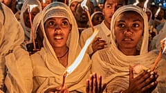 Gläubige beten am Vorabend des äthiopisch-orthodoxen Weihnachtsfestes.
