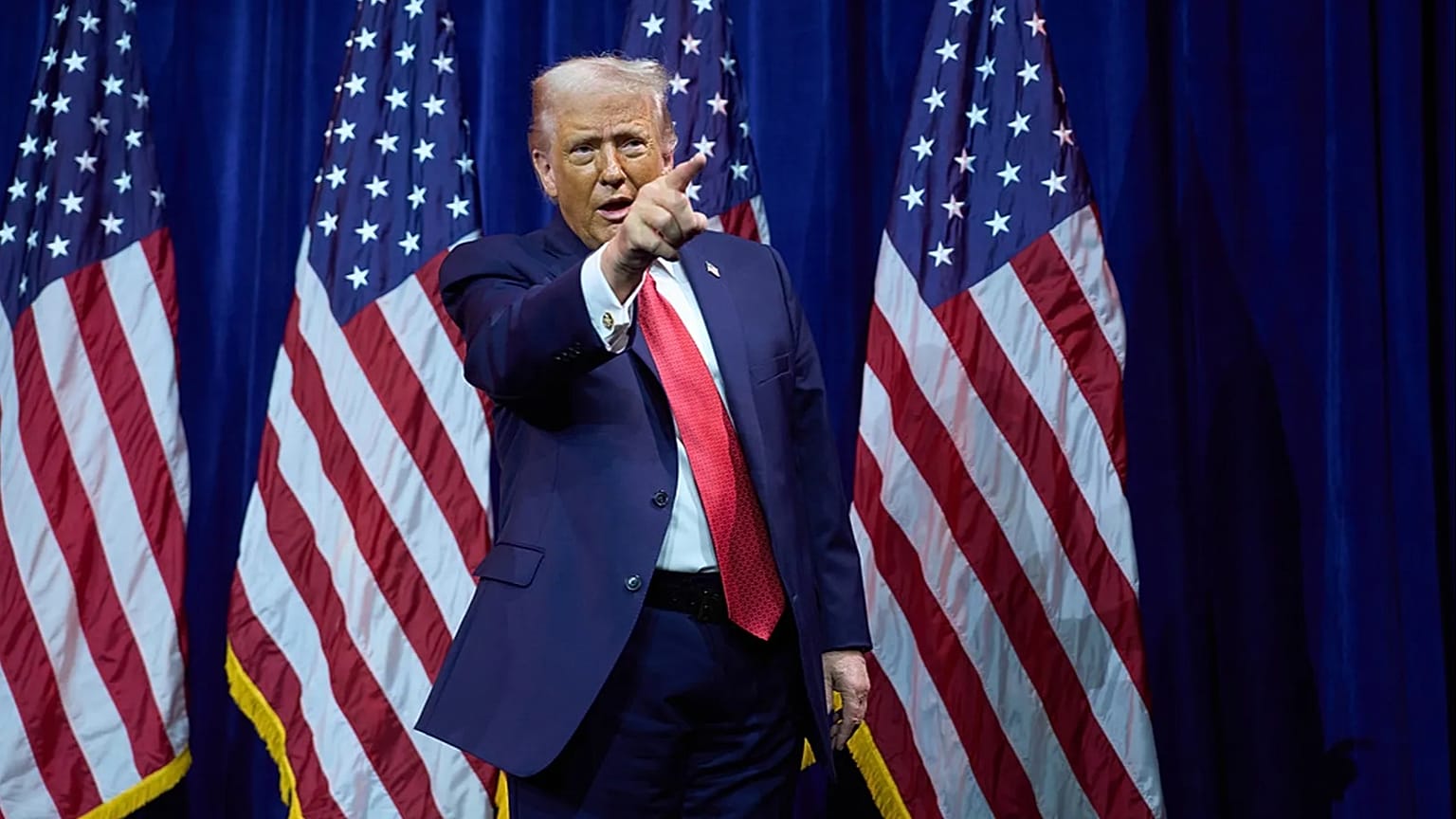 الرئيس دونالد ترامب أثناء مغادرته المنصة بعد حديثه مع نواب الحزب الجمهوري في مجلس النواب خلال اجتماعهم السنوي لمراجعة السياسات، يوم الثلاثاء، 6 يناير 2026