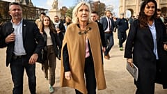 Marine Le Pen em frente ao Museu do Louvre, sexta-feira, 24 de outubro de 2025, Paris.