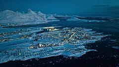 Mit Schnee bedeckte Häuser an der Küste einer Meeresbucht von Nuuk, 7. März 2025