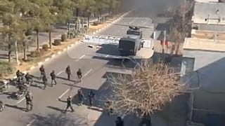 پلاکاردی با مضمون مرگ بر خامنه‌ای، ما از گرسنگی انقلاب کرده‌ایم. جاوید شاه  شیراز، باهنر جنوبی، چهارشنبه ۱۷ دی ماه 