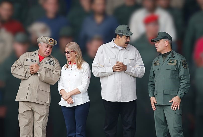 Diosdado Cabello (en el extremo izquierdo) y Vladimir Padrino (extremo derecho) conversan con Cilia Flores y Nicolás Maduro en una imagen de archivo de 2019.