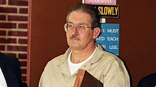El ex agente de la CIA Aldrich Ames abandona el tribunal federal tras declararse culpable de cargos de conspiración de espionaje y evasión fiscal el 28 de abril de 1994.