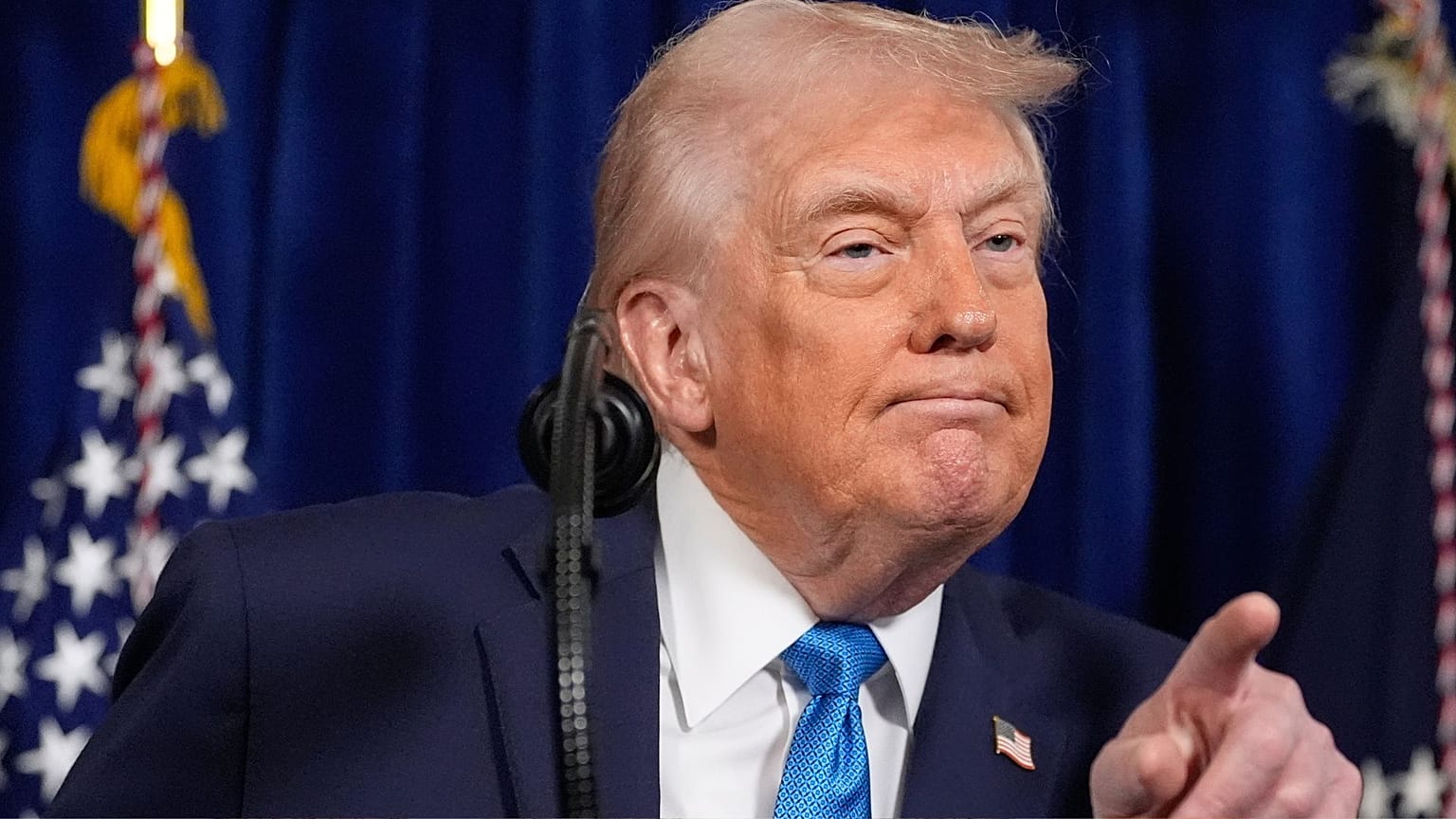 رئیس جمهور دونالد ترامپ در یک کنفرانس خبری در مارالاگو، شنبه ۳ ژانویه ۲۰۲۶، 