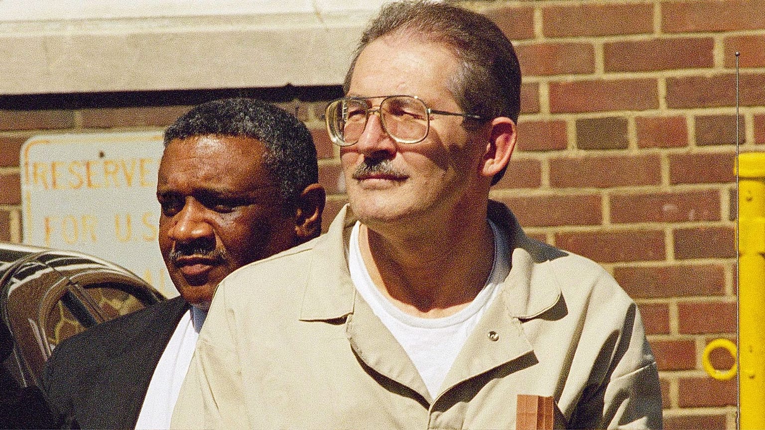 در این عکس آرشیوی مربوط به ۲۸ آوریل ۱۹۹۴، آلدریچ ایمز، مأمور سابق سیا، دادگاه فدرال در الکساندریا، ویرجینیا را ترک می‌کند.