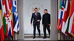 Эммануэль Макрон принимал Владимира Зеленского в Париже.
