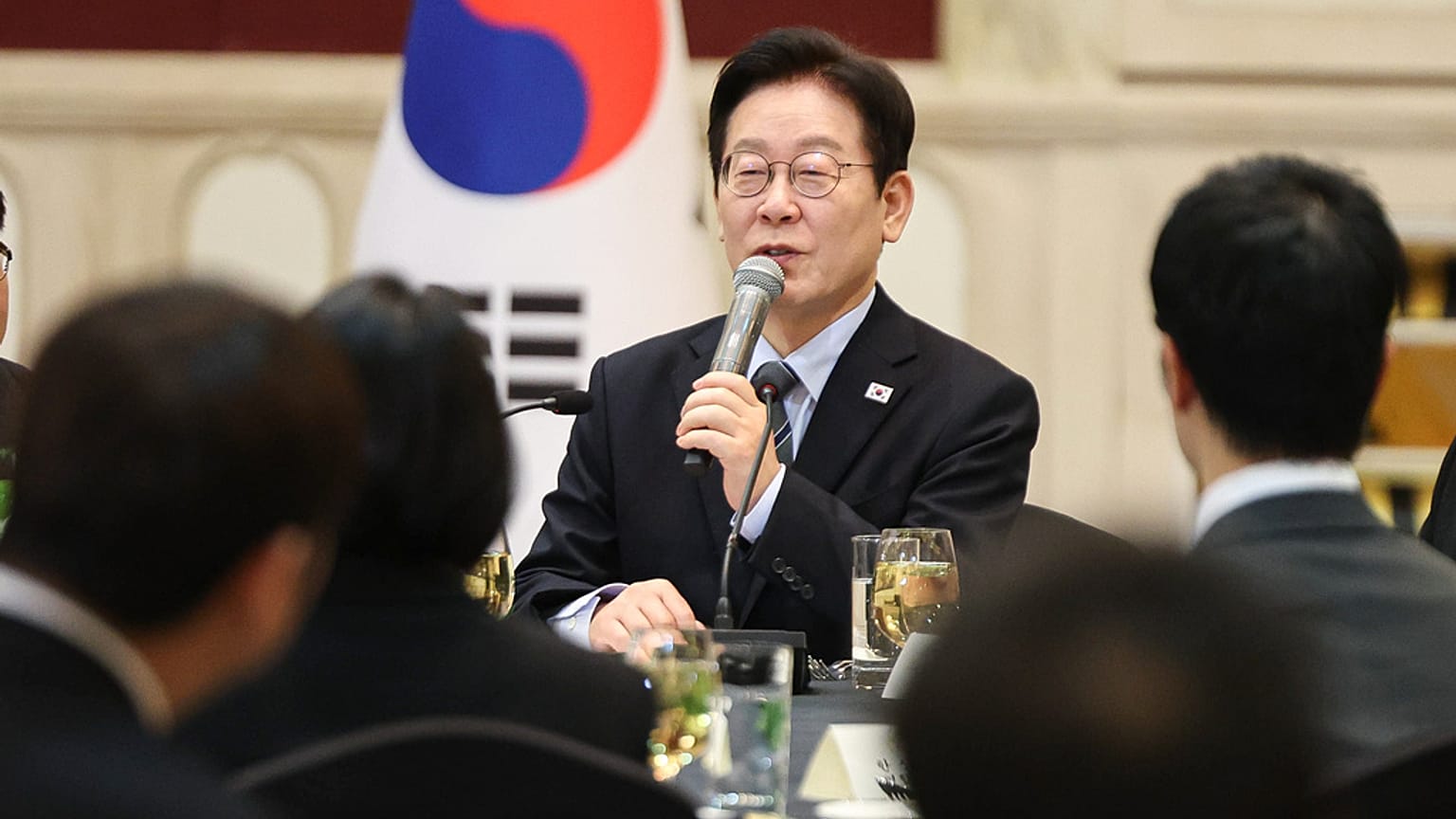 الرئيس الكوري الجنوبي لي جاي ميونغ يلتقي وسائل الإعلام في شنغهاي، الأربعاء 7 يناير 2026.