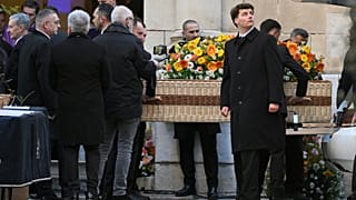 La bara dell'attrice Brigitte Bardot viene portata fuori dalla chiesa di Notre-Dame de l'Assomption per il funerale, mercoledì 7 gennaio 2026 a Saint-Tropez, in Francia