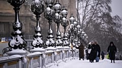 Menschen gehen auf einer Brücke nach einem Schneefall in Paris, 7. Januar 2026 