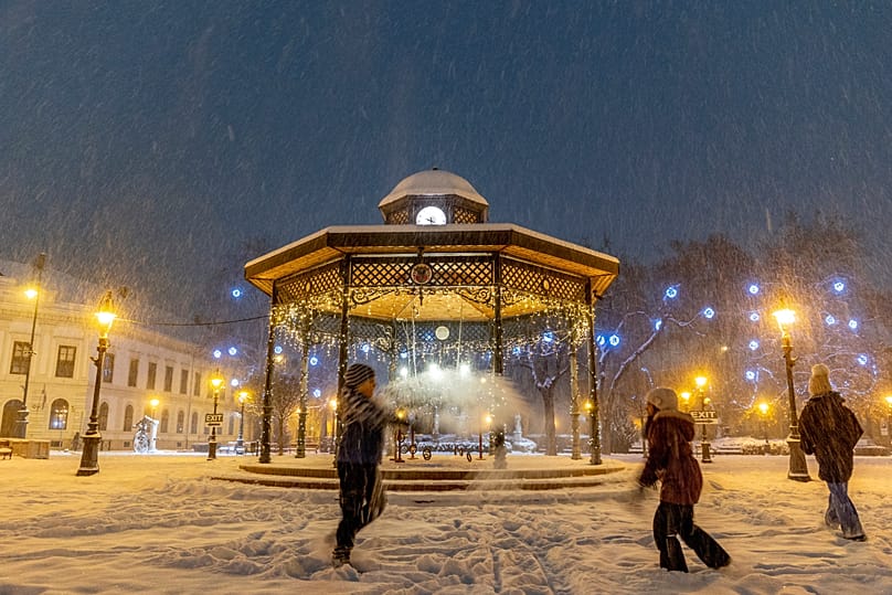 Children play in the fresh snow during heavy snowfall in the centre of Nagykanizsa, 6 January, 2026