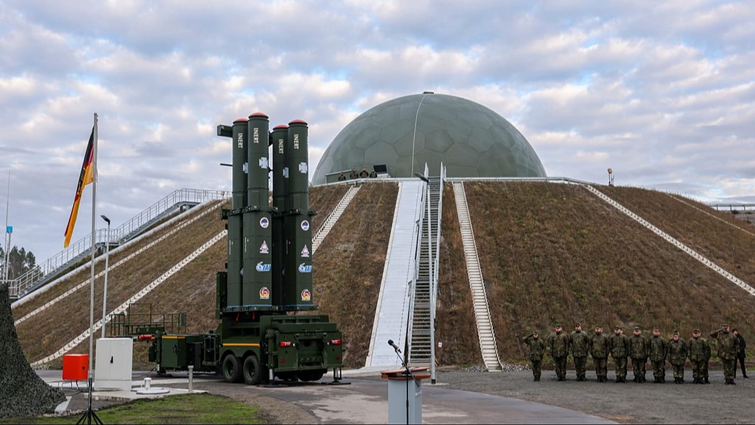 Der Startwerfer des neuen Raketenabwehrsystems Arrow 3 am 3. Dezember 2025 vor dem Radom in der Annaburger Heide in Deutschland