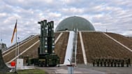 Der Startwerfer des neuen Raketenabwehrsystems Arrow 3 am 3. Dezember 2025 vor dem Radom in der Annaburger Heide in Deutschland