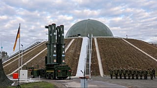 Der Startwerfer des neuen Raketenabwehrsystems Arrow 3 am 3. Dezember 2025 vor dem Radom in der Annaburger Heide in Deutschland