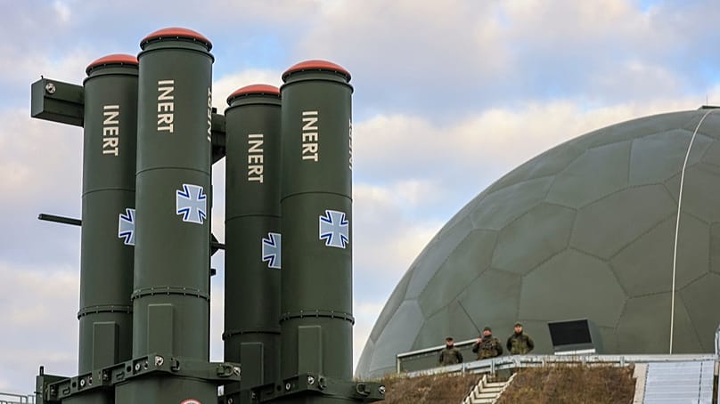 Der Werfer des neuen Raketenabwehrsystems Arrow 3 steht vor dem Radom in Annaburger Heide, Deutschland, Mittwoch, 3. Dezember 2025