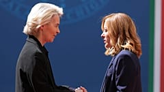 Italiens Ministerpräsidentin Giorgia Meloni, rechts, und die Präsidentin der Europäischen Kommission Ursula von der Leyen.