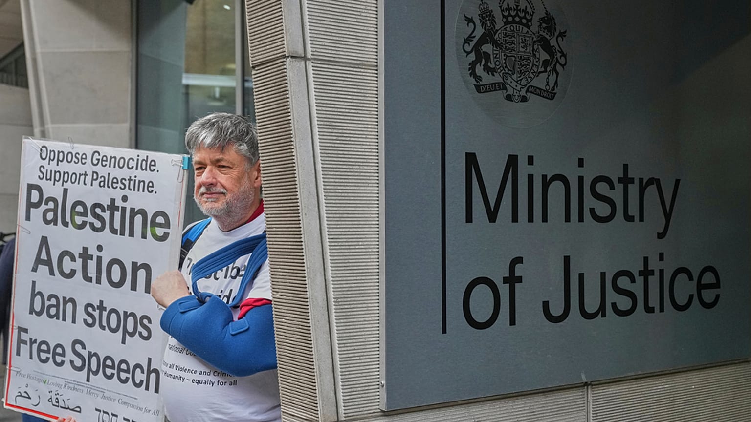 المتظاهرون يحملون لافتات خارج وزارة العدل خلال تظاهرة لـ"فعل فلسطين" في لندن، يوم الخميس 20 نوفمبر 2025.