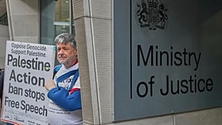 المتظاهرون يحملون لافتات خارج وزارة العدل خلال تظاهرة لـ"فعل فلسطين" في لندن، يوم الخميس 20 نوفمبر 2025.