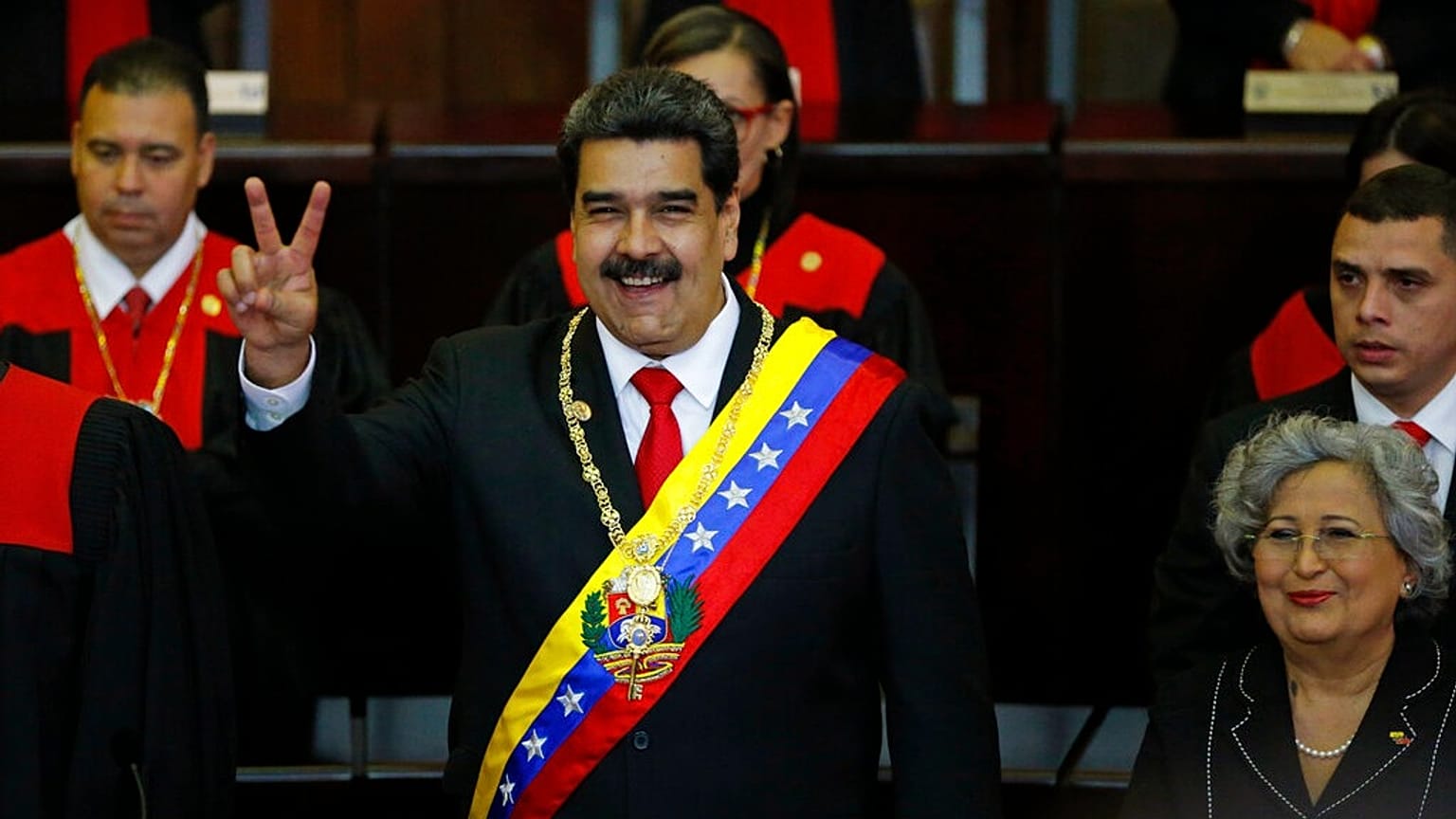 ARCHIVES. Sur cette photo d'archives du 10 janv. 2019, le président du Venezuela Nicolás Maduro fait le signe V de la victoire lors de sa prestation de serment.
