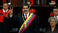 ARCHIV. Auf diesem Foto vom zehnten Januar 2019 zeigt Venezuelas Präsident Nicolás Maduro bei seiner Vereidigung das V-Zeichen zum Sieg.