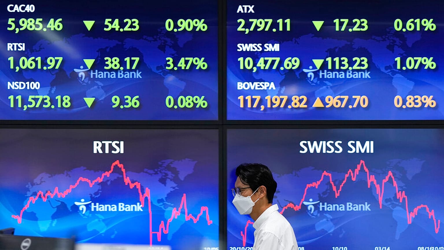 رجل  في قاعة صرف أجنبي بسيول، كوريا الجنوبية، في 6 أكتوبر/تشرين الأول 2022
