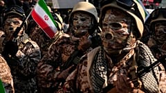 İran Basij paramiliter gücü üyeleri Tahran'da düzenlenen geçit töreni sırasında yürüyor, 10 Ocak, 2025