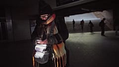 Bonnie usa la luz de su teléfono celular mientras camina por la estación de transporte público de Wannsee en Berlín, Alemania, el sábado 3 de enero de 2025.