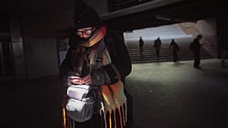 Bonnie usa la luz de su teléfono celular mientras camina por la estación de transporte público de Wannsee en Berlín, Alemania, el sábado 3 de enero de 2025.